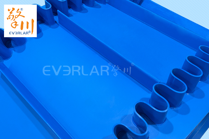 藍(lán)色啞光PU輸送帶加擋板裙邊導(dǎo)條食品級(jí)自動(dòng)化生產(chǎn)線定制提升機(jī)工業(yè)皮帶