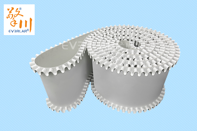 白色PVC輸送帶加裙邊耐磨抗腐蝕電子食品行業(yè)輸送機(jī)傳送帶廠家