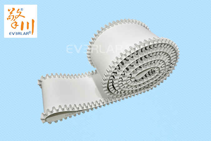 白色PVC輸送帶加裙邊耐磨抗腐蝕電子食品行業(yè)輸送機(jī)傳送帶廠家