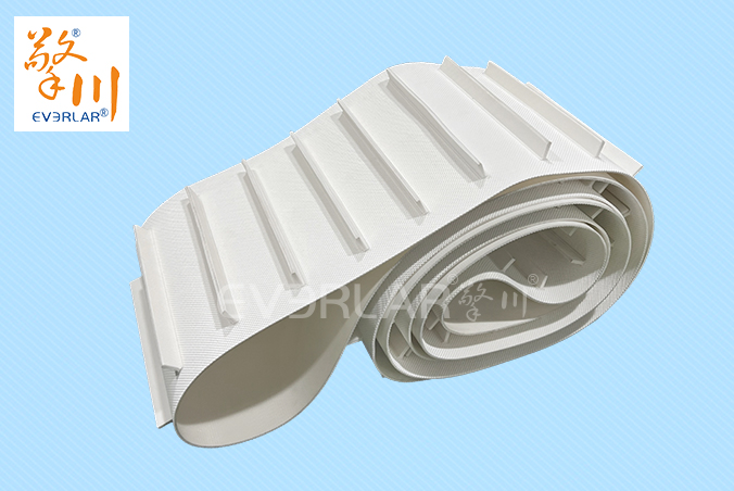 鉆紋PU輸送帶加導(dǎo)條擋板防滑防跑偏食品級(jí)傳輸帶定制