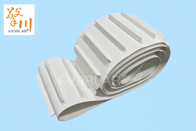 鉆紋PU輸送帶加導(dǎo)條擋板防滑防跑偏食品級(jí)傳輸帶定制