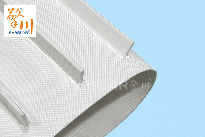 鉆紋PU輸送帶加導(dǎo)條擋板防滑防跑偏食品級(jí)傳輸帶定制