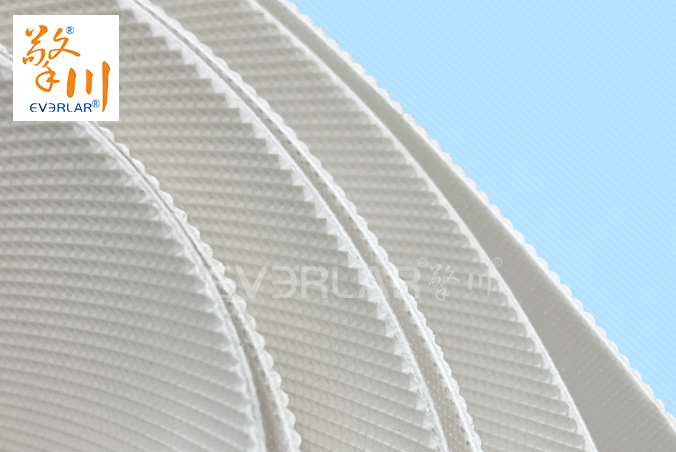 鉆紋PU輸送帶加導(dǎo)條擋板防滑防跑偏食品級(jí)傳輸帶定制