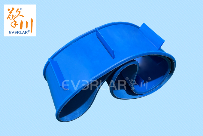 藍(lán)色PU輸送帶加導(dǎo)條擋板食品級耐磨食品醫(yī)藥包裝設(shè)備傳送帶