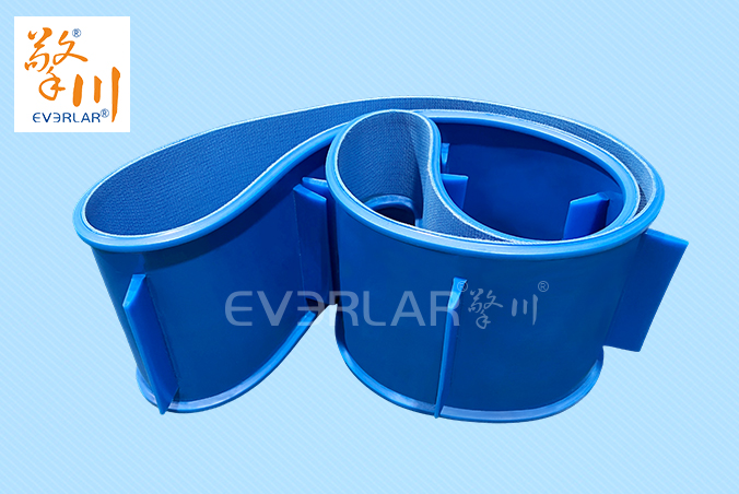 藍(lán)色PU輸送帶加導(dǎo)條擋板食品級耐磨食品醫(yī)藥包裝設(shè)備傳送帶