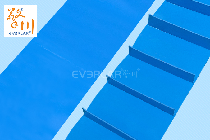 藍(lán)色易潔帶加擋板食品級(jí)耐油防霉膨化食品提升機(jī)輸送帶